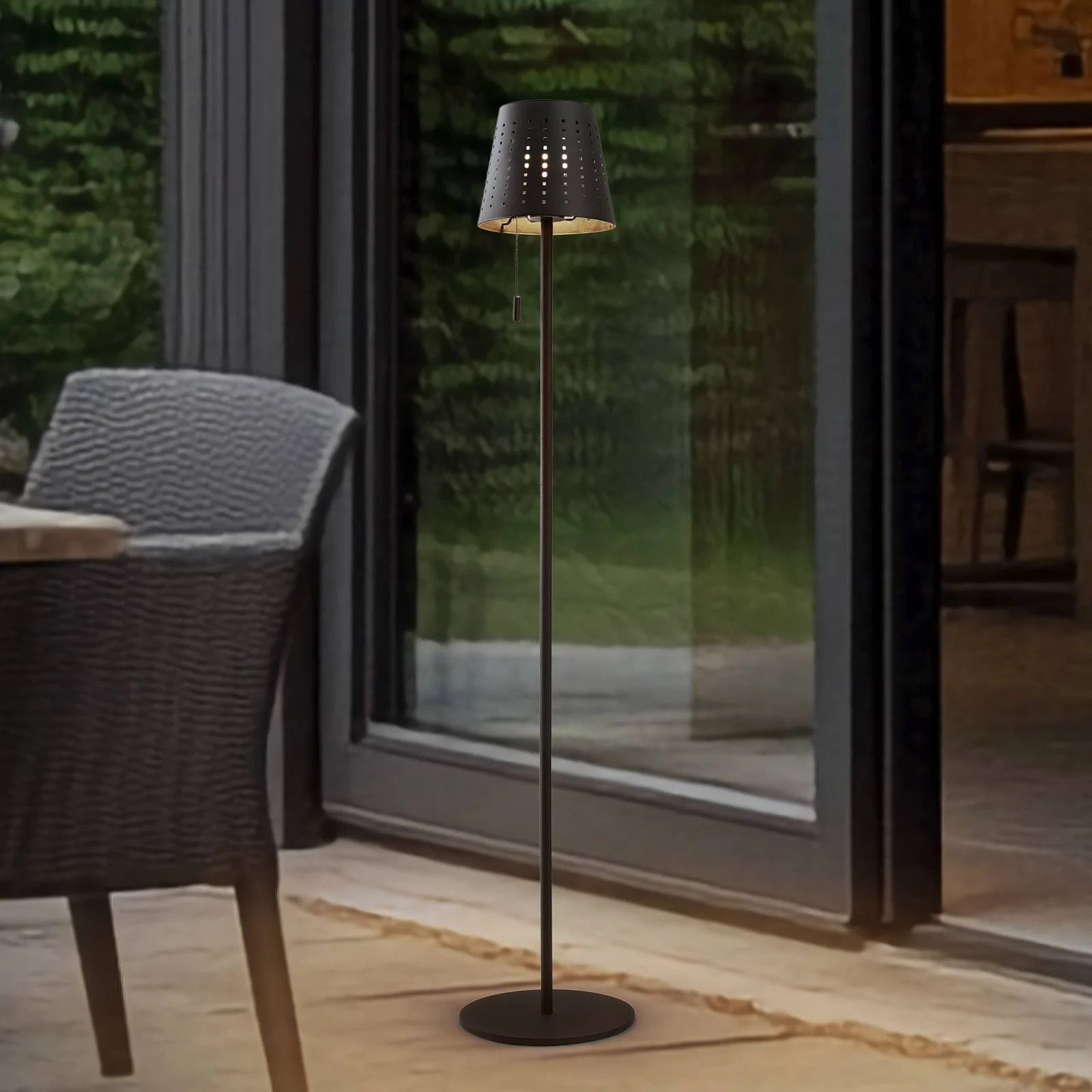 Lindby Hilario LED vloerlamp met zonne-energie, zwart, dimbaar