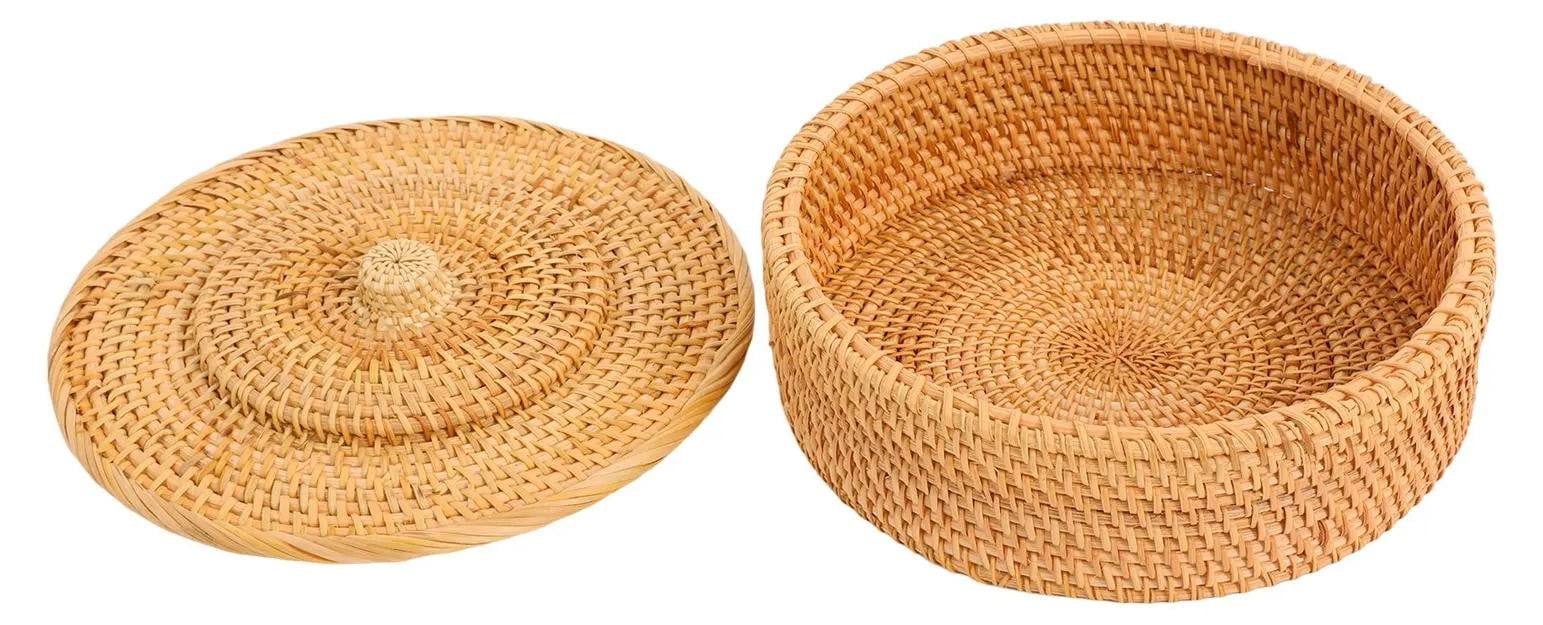 Handgeweven rieten opbergmand met open weefpatroon in bruin en rustieke stijl