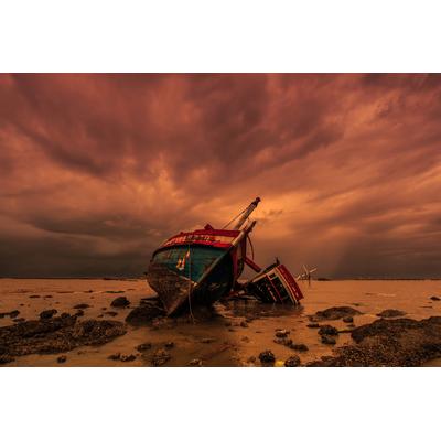 Fototapete PAPERMOON "SCHIFFSWRACK-STRAND KLIPPEN WALD SEE SONNE GEBIRGE BOOT", bunt, B:4,5m L:2,8m, Vlies, Tapeten