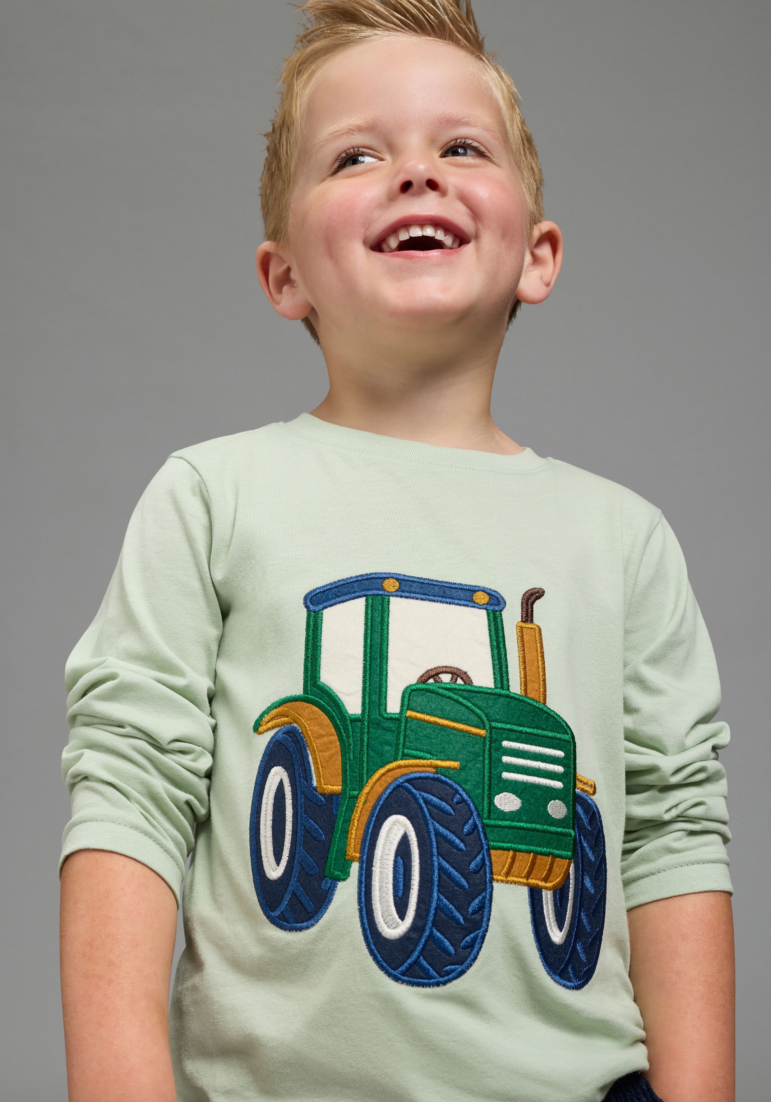 Langarmshirt KIDSWORLD "Shirt mit grosser Traktor Frottee-Applikation", Jungen, Gr. 140/146, grün (hellpetrol), Jersey, Obermaterial: 100% Baumwolle, bedruckt, Basic hüftlang, Rundhals, Shirts Langarmshirt, Traktor-Applikation,hüftlange Basic-Passform, La