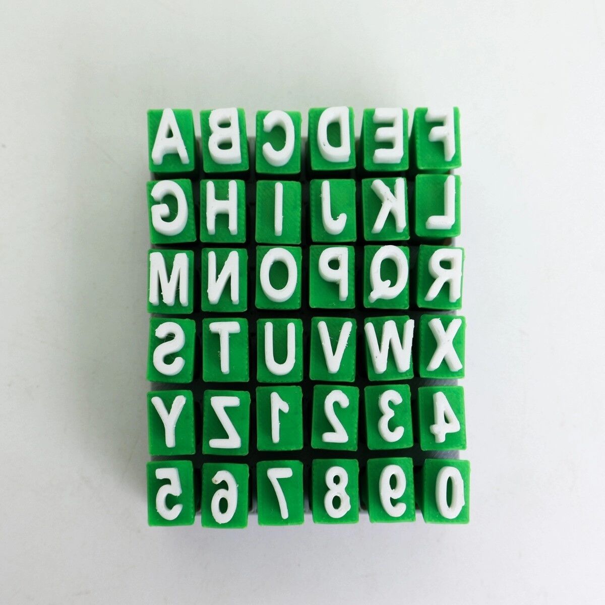 INF Ensemble de tampons lettres majuscules en plastique (A-Z) - tampons alphabet pour poterie et argile avec design compact et