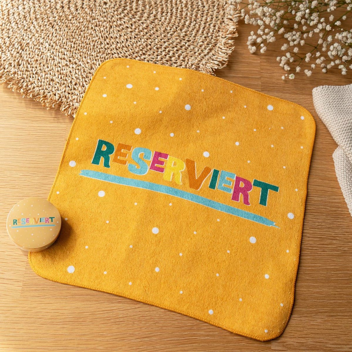 Magische handdoek met reserveringsthema die uitvouwt in water - Gastendoekje 30 x 30 cm