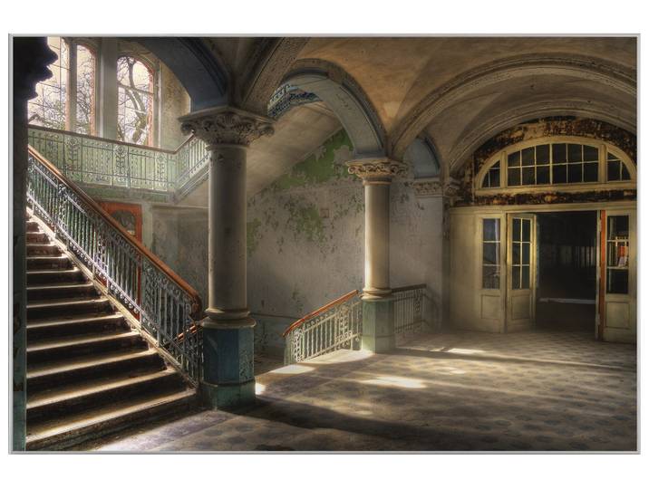 Bild mit Rahmen Lost Place Treppenhaus 4 image LAND