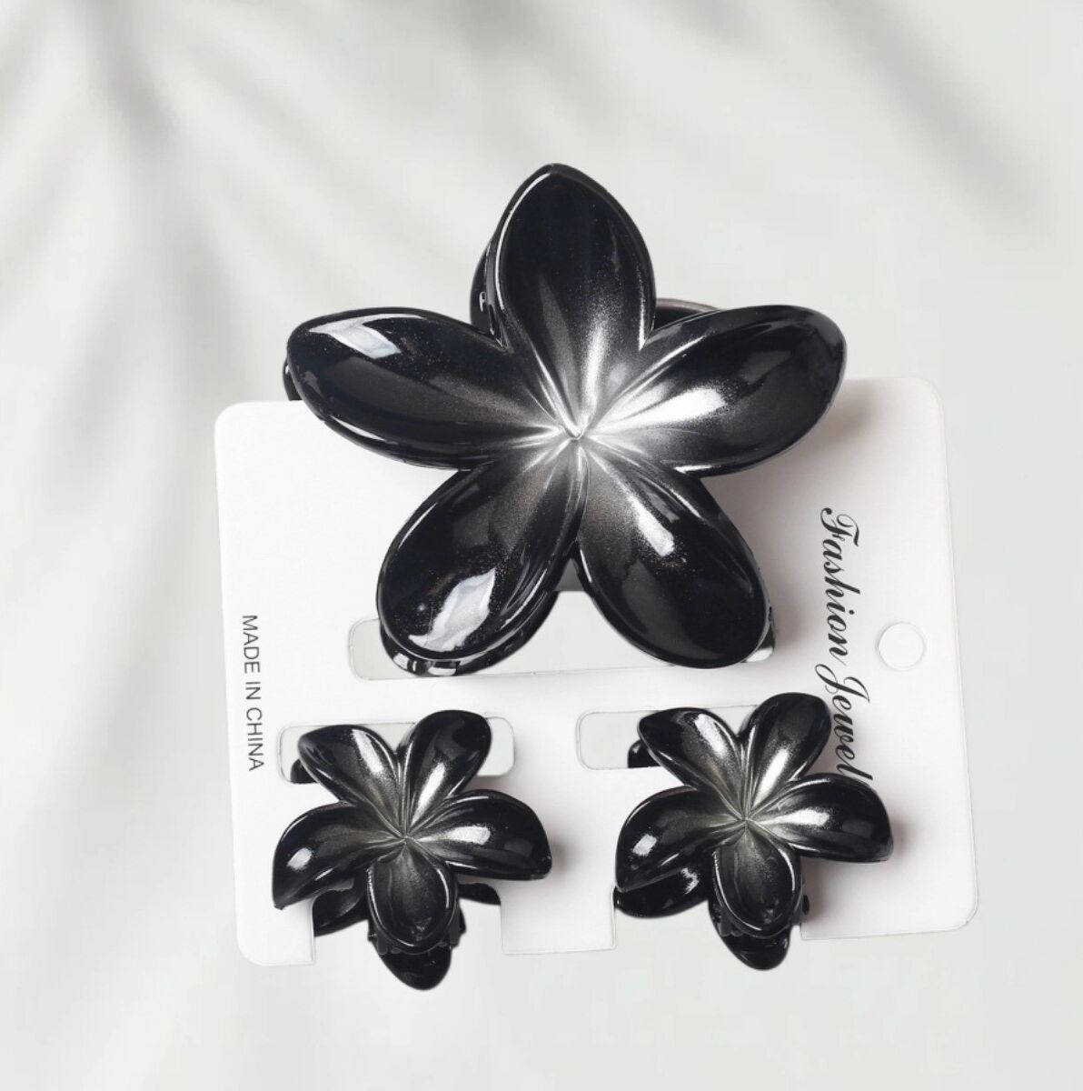 INF Plumeria-Blumen-Haarklammer mit Karte – ABS-Krallenclip, rutschfester Halt, abgerundete Kanten, 3er-Set Weiß+Schwarz
