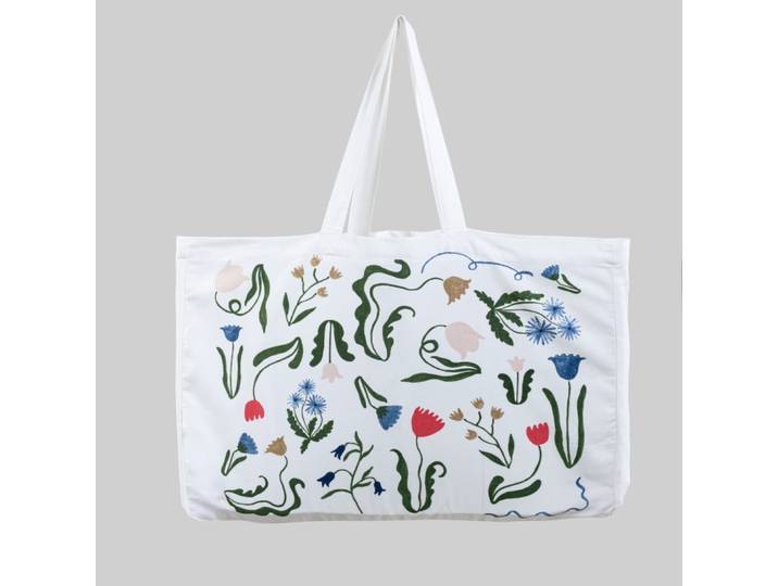 Weiße Baumwolltasche mit mehrfarbigen Blumenmustern