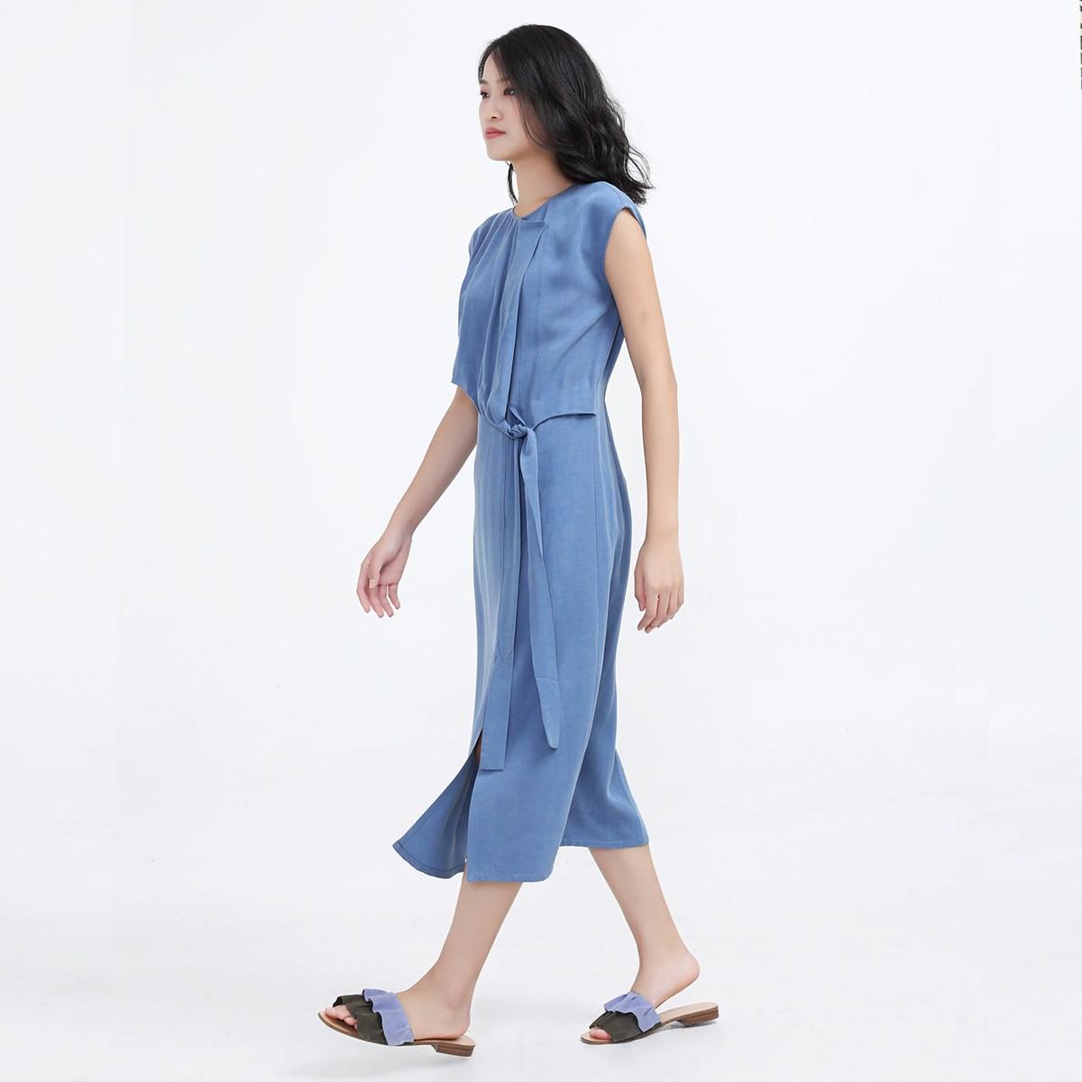 Minimalistisches Midikleid mit seitlicher Krawatte