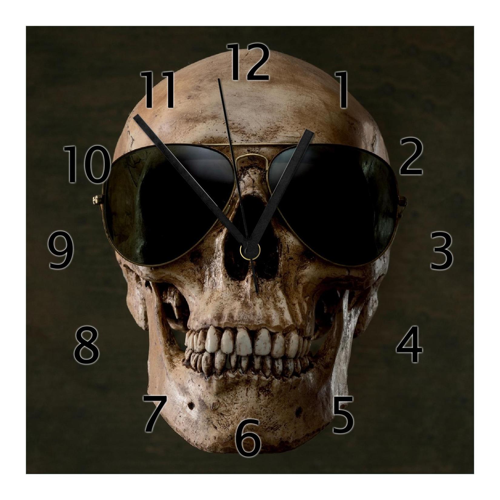 Wallario Uhr 30 x 30 cm, weiße Zeiger Totenschädel mit cooler Sonnenbrille