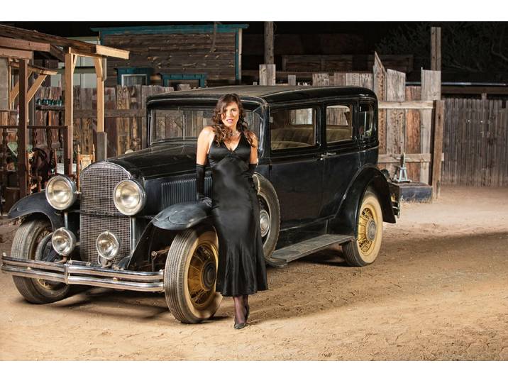 Fototapete PAPERMOON GANGSTER-FRAU 20 JAHR VINTAGE RETRO OLDTIMER GARAGE XXL , bunt, B:5m L:2,8m, Vlies, Tapeten, Fototapete