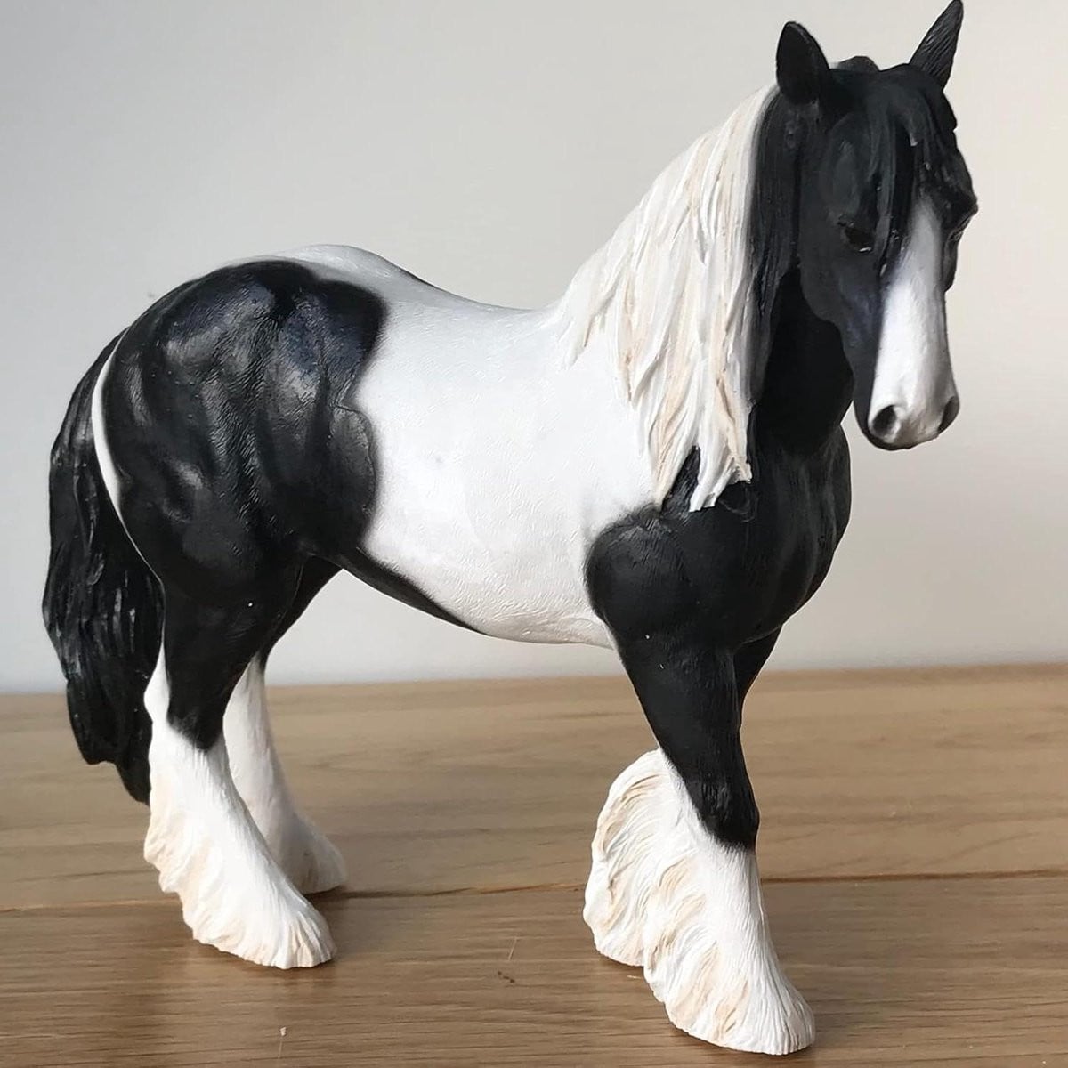 Paard Figurine Dierenbeeld Decoratie Zwart Wit Hoogte: 17 cm