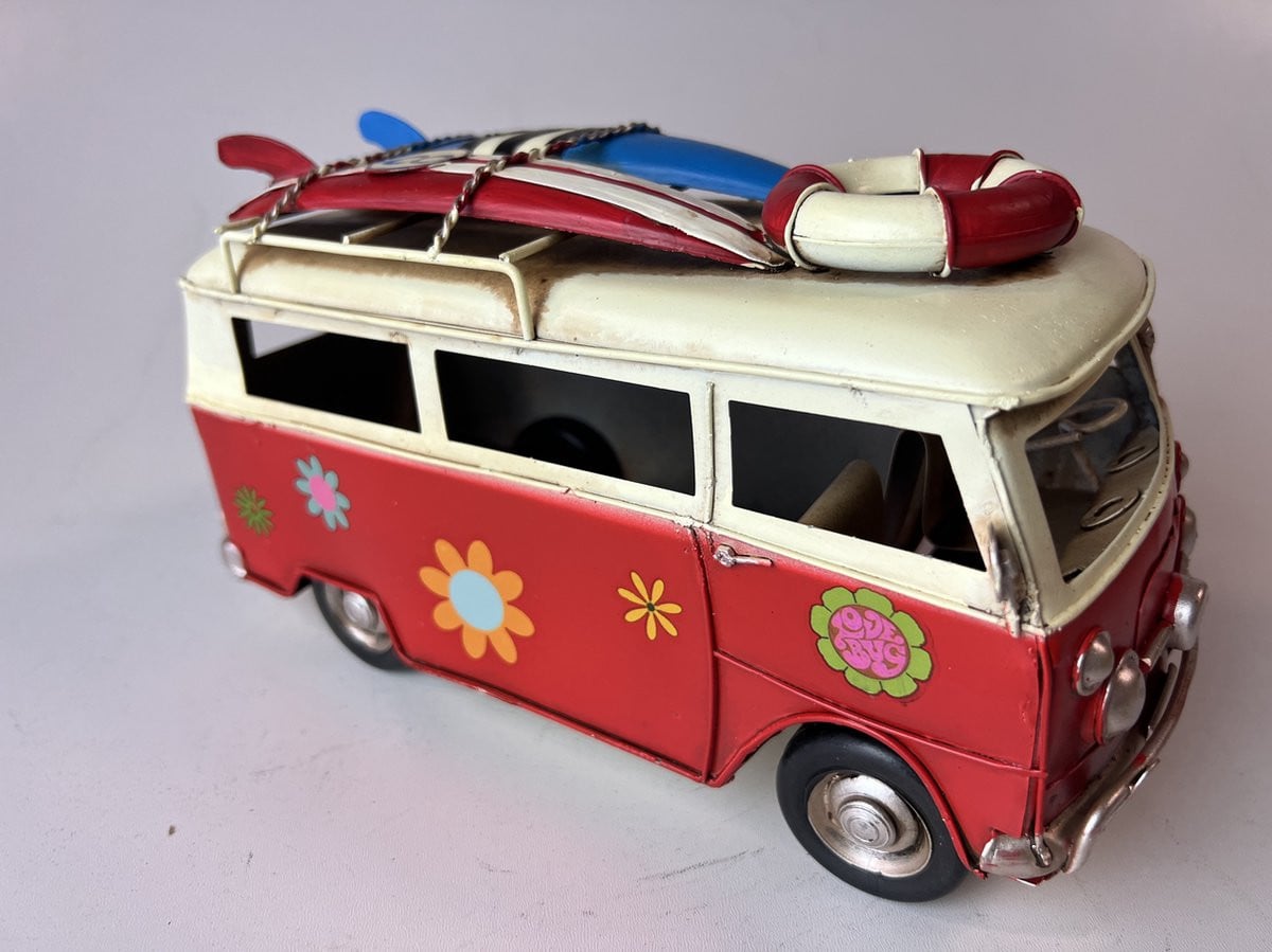 Retroo.nl Rode retro bus met bloemen voor op tafel