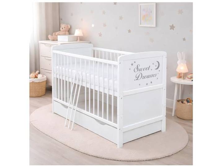 Baby Delux Babybett Kinderbett umbaubar zum Juniorbett weiß 140x70 Schublade Matratze mit Motiv Sweet Dreams (mit Kokos-Buchweizen-Matratze 140x70x9 cm)