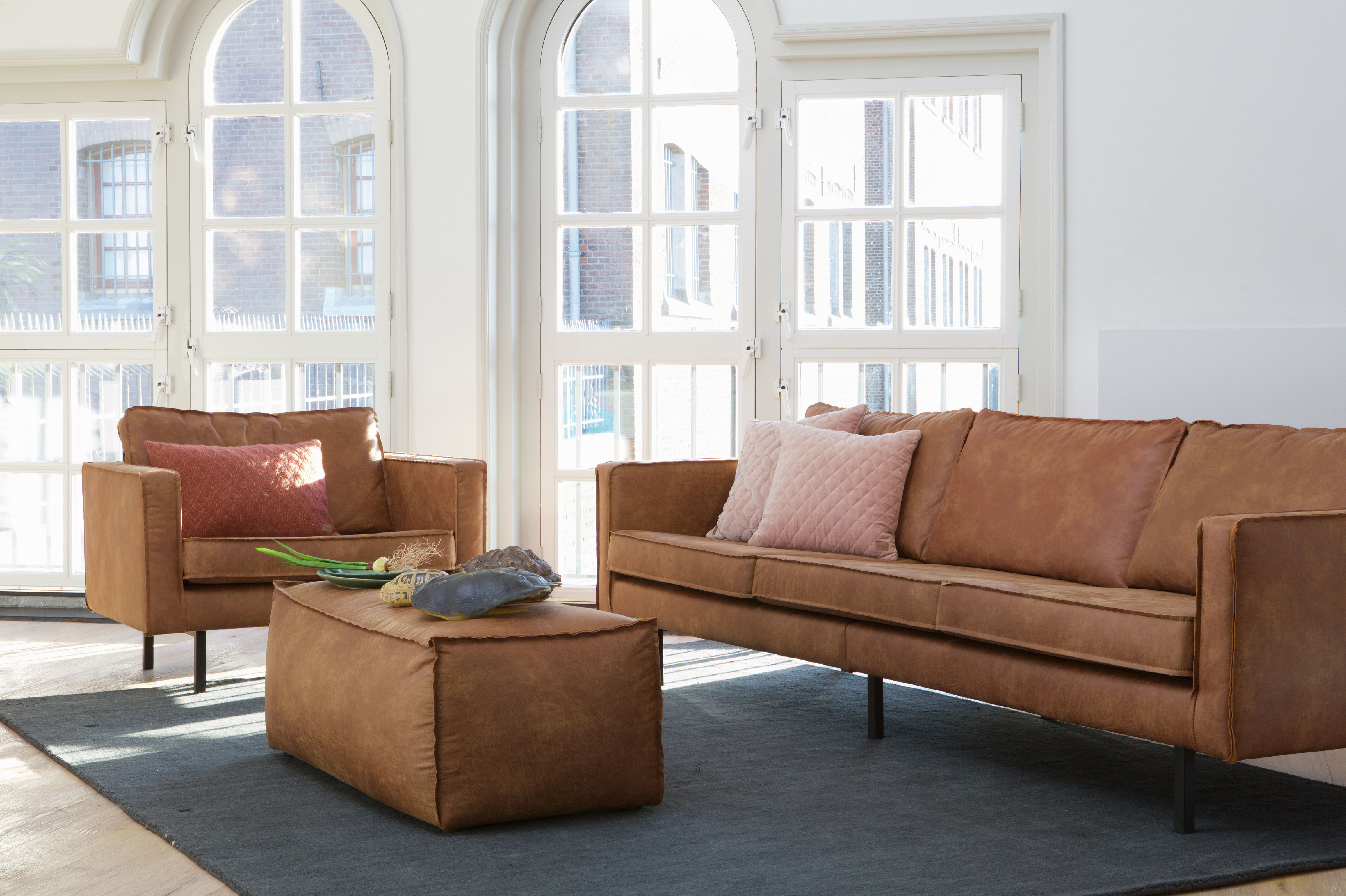 Hocker WOOOD "Rodeo mit Recycling-Kunstleder, B 120 x T 60 x H 43 cm", braun (cognac), B:120cm H:43cm T:60cm, Hocker, Hocker, Aus echten Lederresten, pflegeleicht, kombinierbar in der Rodeo-Serie