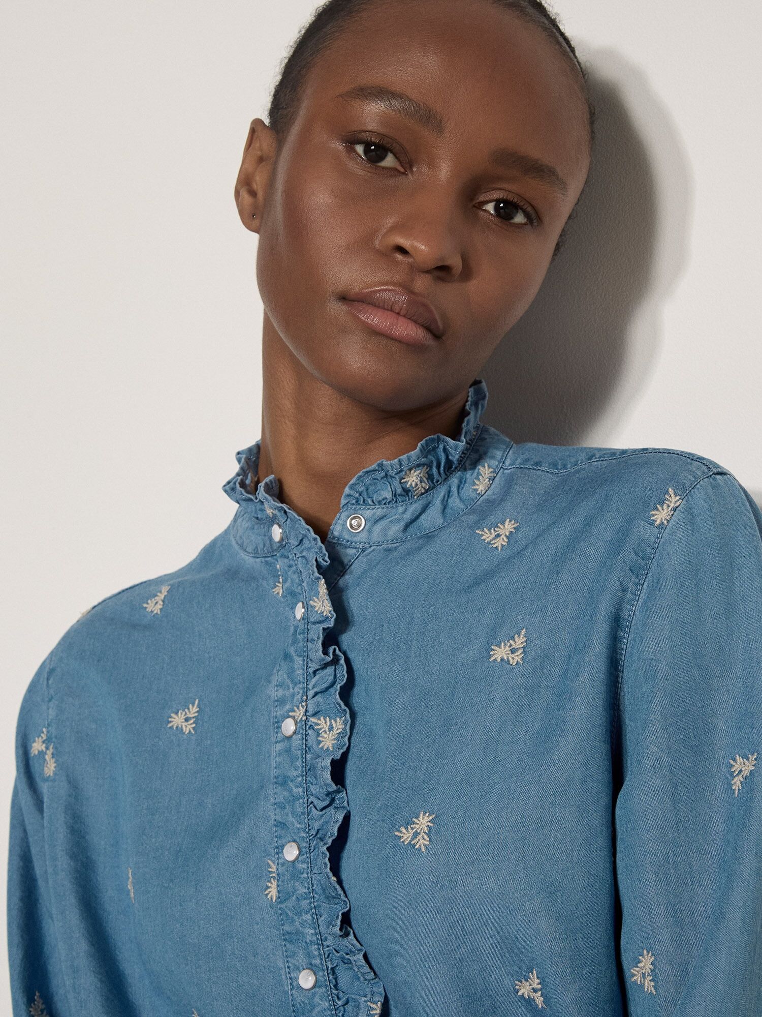 Rüschenbluse APRICOT "Denim-Bluse mit zierlicher Blumenstickerei", Damen, Gr. L (40), blau, gewebt, Futter: 100% Lyocell CLY., uni, Modisch, 1-Knopf-Manschetten, Blusen Rüschenbluse, mit Rüschendetails