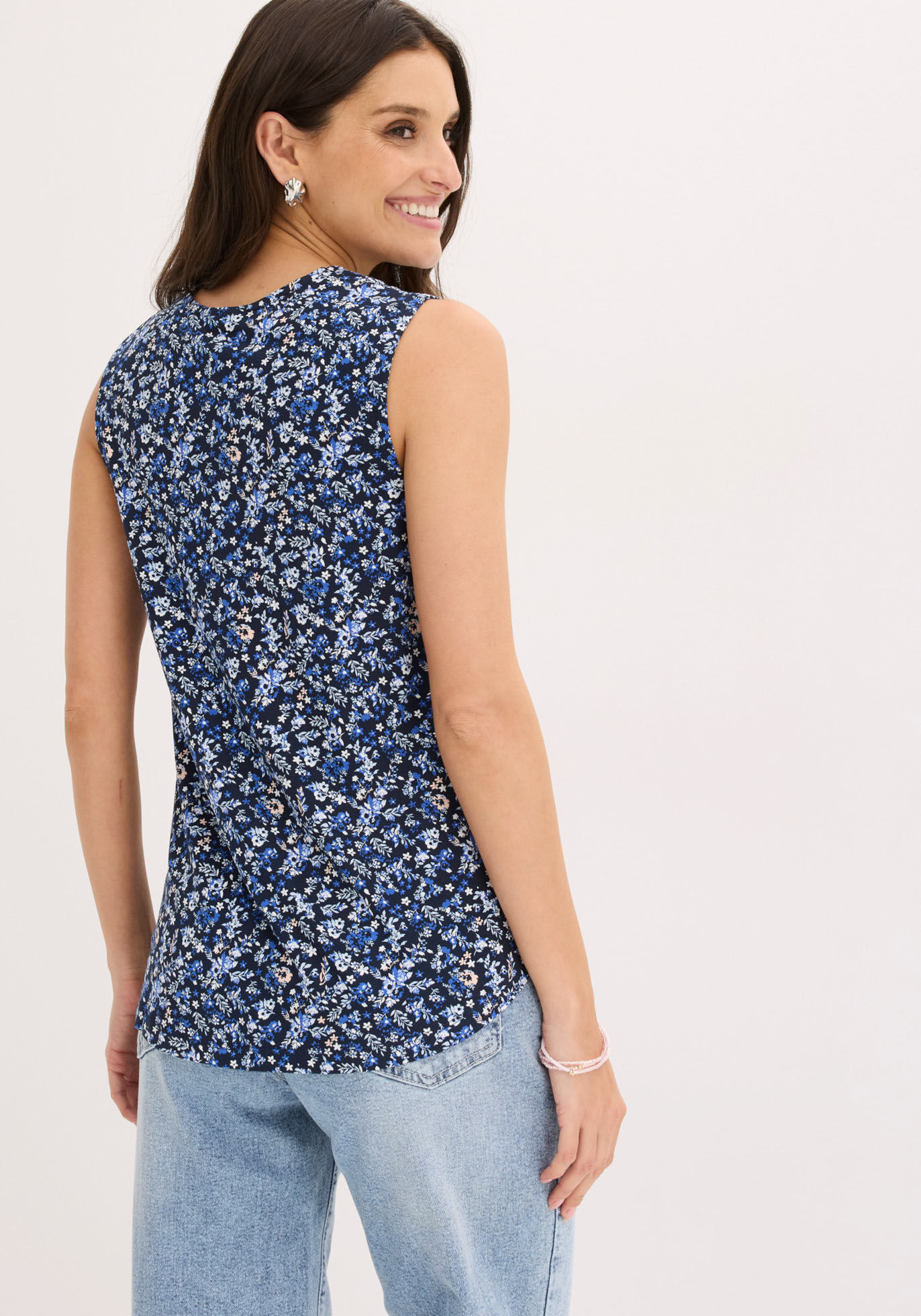 Shirttop BONPRIX, Damen, Gr. 52/54 (XXL), blau (blau geblümt), Obermaterial: 95% Viskose, 5% Elasthan, bequem, Tops Shirttop, mit V-Ausschnitt, mit eingelegter Falte, ärmellos