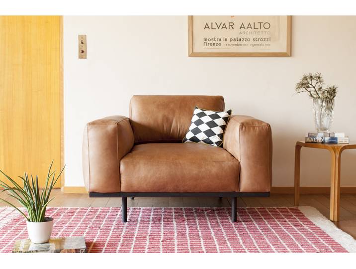 Fauteuil scandinave en cuir marron Almond
