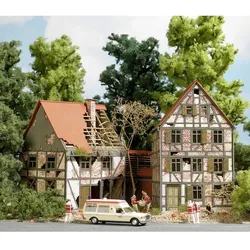 Busch H0 Verfallenes Fachwerkhaus
