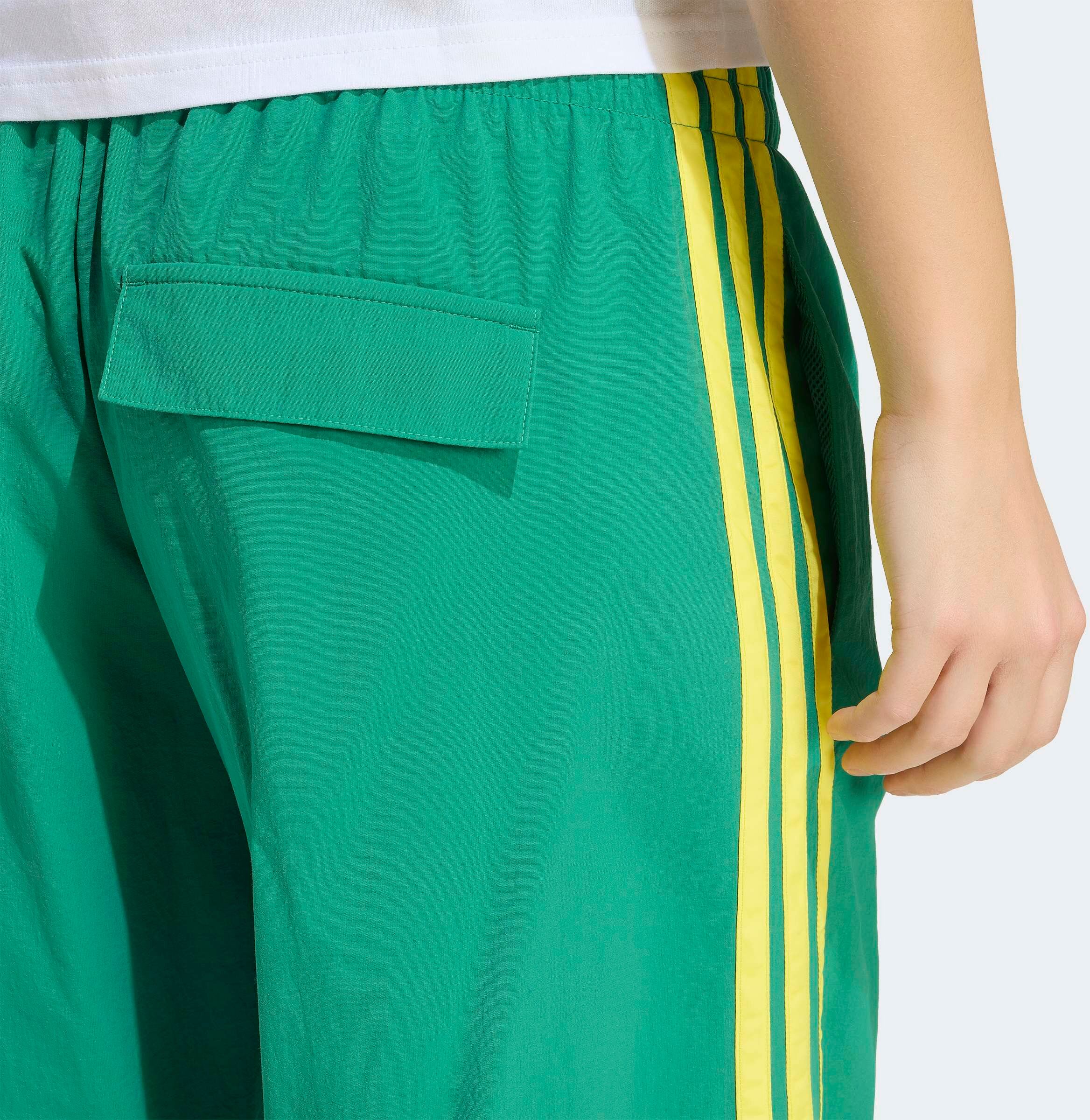 Sporthose ADIDAS SPORTSWEAR "ESSENTIALS 3-STREIFEN WOVEN PARACHUTE", Damen, Gr. S, N-Gr, grün (bold grün, bright gelb, normal, gr.), Obermaterial: 100% Polyamid, Hosen Sporthose, für Erwachsene, mit Gummizug, normale Weite bold grün, bright gelb, normal, 
