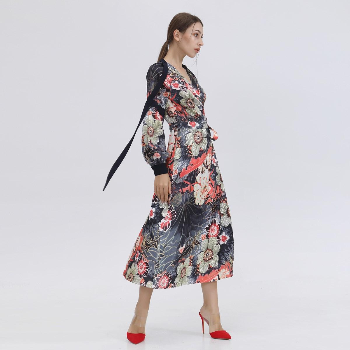 Wickelkleid mit Makro-Blumendruck und Schrägband aus Satin