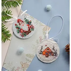 Perlen-Stick-Hänger "Weihnachtsmann/Haus", beidseitiges Motiv