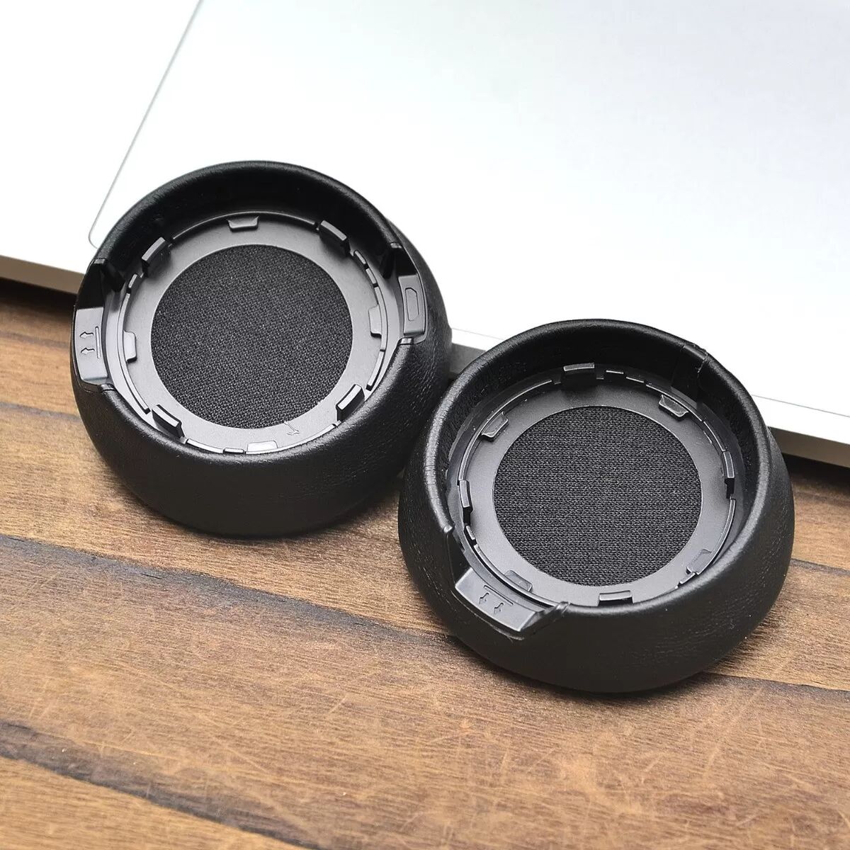 INF 2 Stk. Schwarze Proteinleder-Ohrpolster kompatibel mit Jabra Engage 55/65/75 Serie