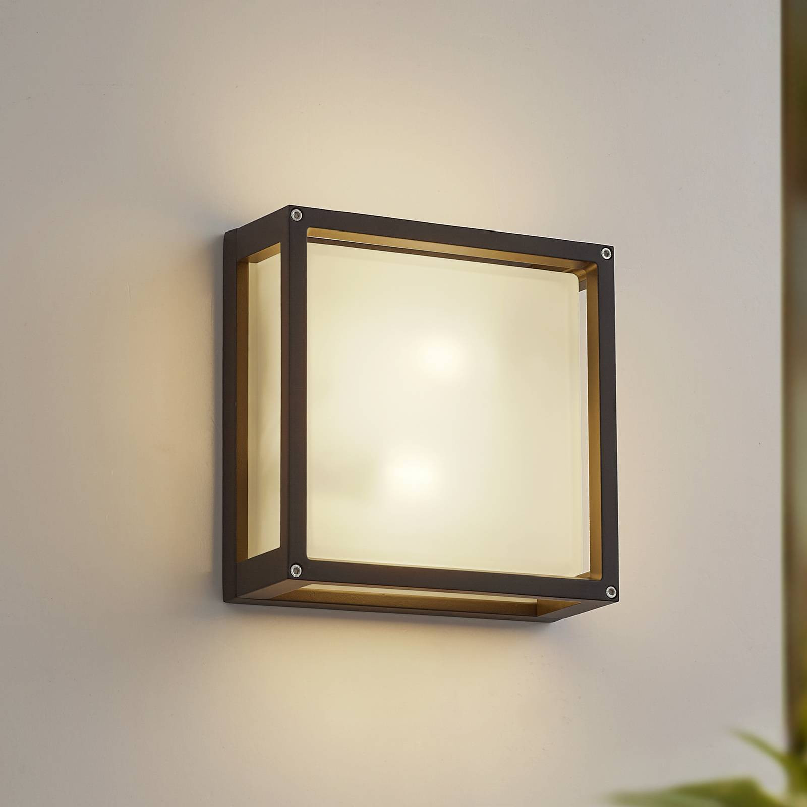 Lucande Aurelien buitenwandlamp zwart, modern aluminium met bewegingssensor en dimfunctie