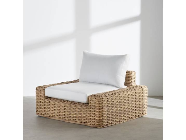 Gartensessel aus recyceltem, gewebtem Harz in Rattanoptik und ecrufarbenen Kissen aus recyceltem Polyester