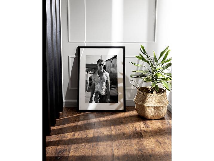 Bild Confident Man B&W Rahmen: Massivholz Buche, lackiert Abdeckung: Acrylglas Multicolor 53 x 63cm