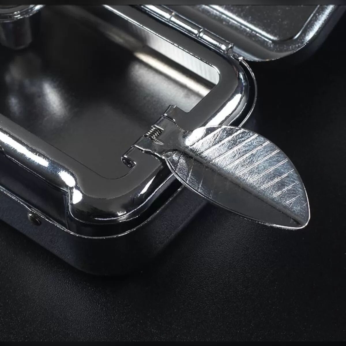 INF Mini Cendrier Portable - Format de Poche, Alliage d'Aluminium, Couvercle à Ressort, Extincteur Intégré Blanc
