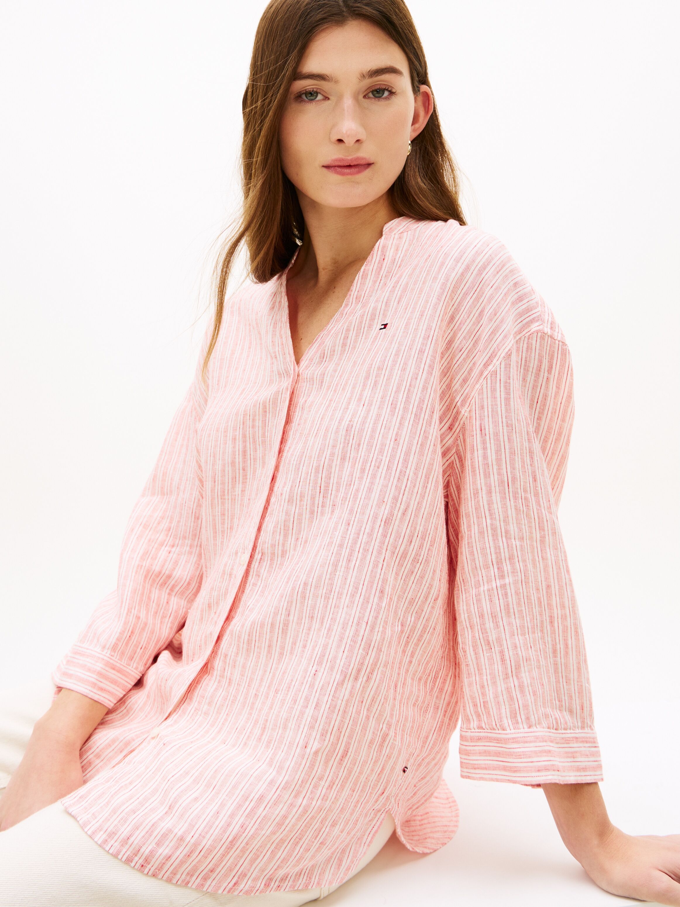 Shirtbluse TOMMY HILFIGER "ESS LINEN COLLARLESS SHIRT", Damen, Gr. S (36/38), rosa (chalk stp ecru fireworks), Web, Obermaterial: 100% Leinen, gestreift, gerade normal, V-Ausschnitt, Blusen Shirtbluse, mit Logo-Stickerei chalk stp ecru fireworks S (36/38)
