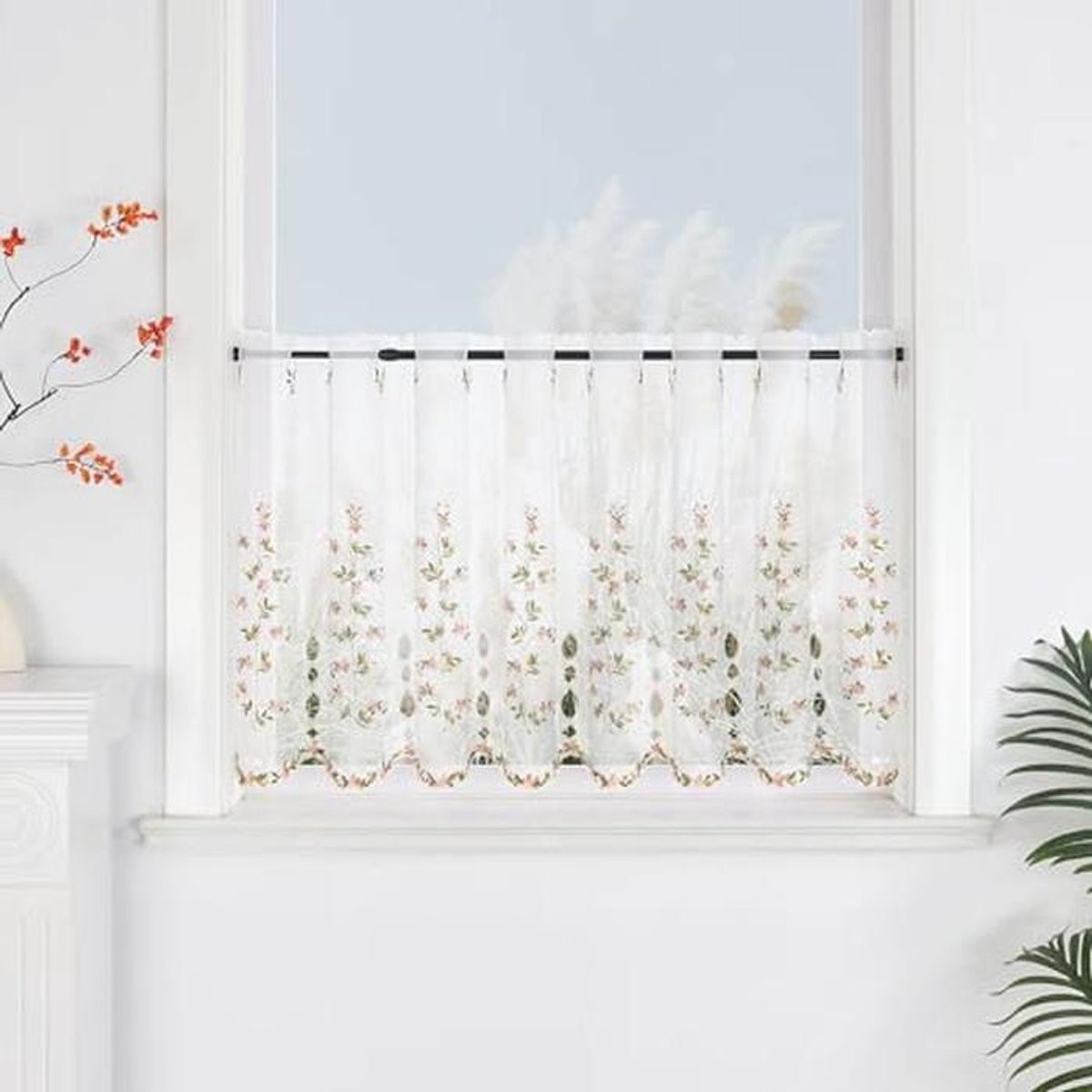 Semi-transparant geborduurd vitrage met bloemen voor keuken en woonkamer