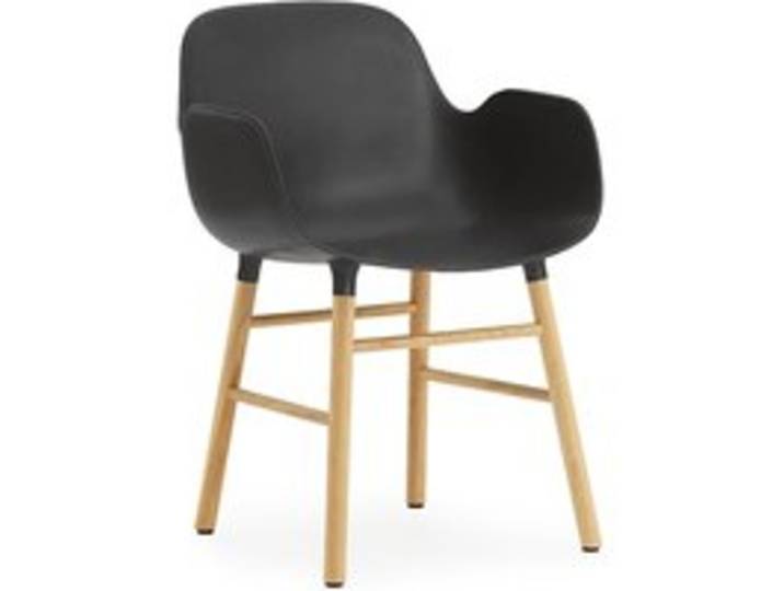 Normann Copenhagen - Form Armlehnstuhl mit Holzgestell