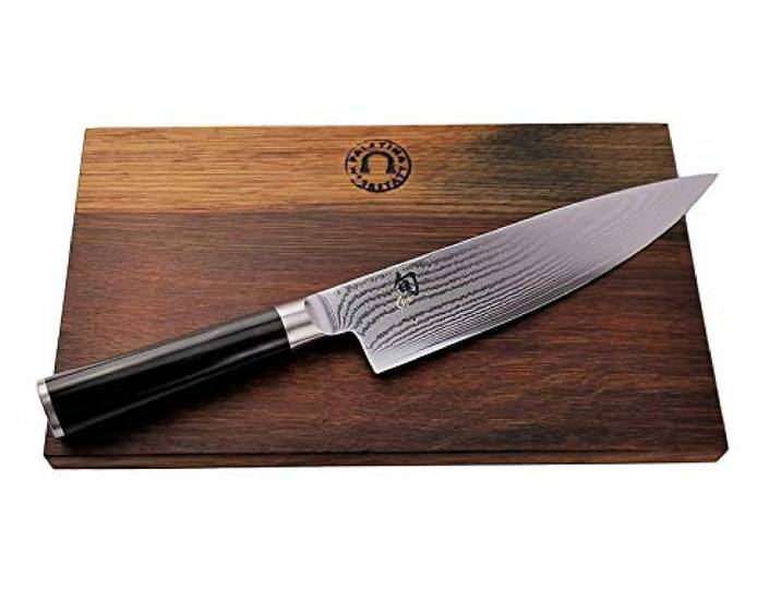 KAI Shun Messer Geschenkset – DM-0706 Kochmesser aus der Classic Serie – Damastmesser 20cm Klinge – Ultrascharfes Japanisches Messer + Schneidebrett in 100% Handarbeit