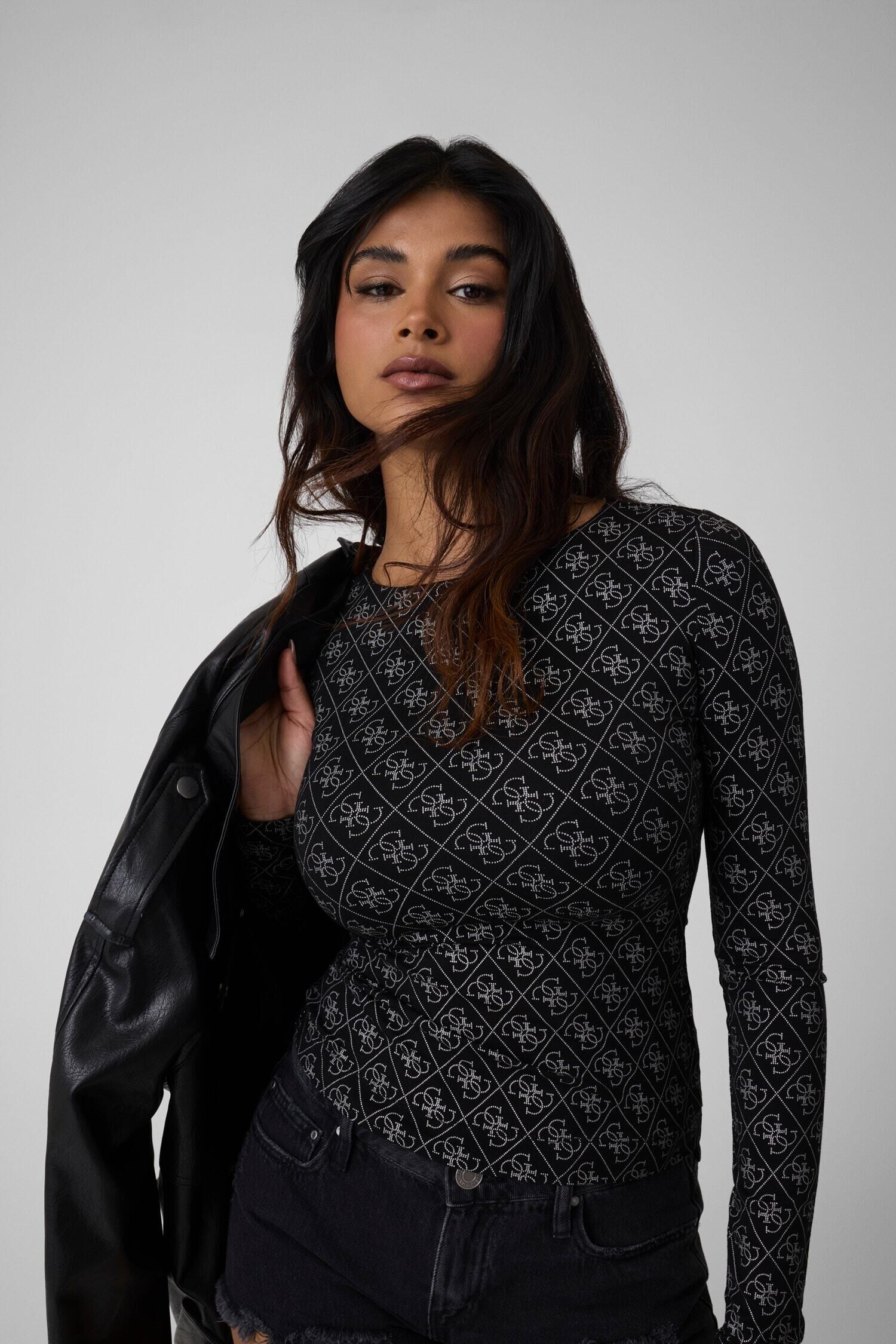 Langarmshirt GUESS "LS BOAT NK TEODORA 4G ALLOVER", Damen, Gr. XXL, schwarz (jet schwarz a996), Jersey, Obermaterial: 95% Viskose, 5% Elasthan, gemustert, hüftlang, U-Boot-Ausschnitt, abgesteppte Kante, Shirts Langarmshirt, in weicher Viskosequalität mit 