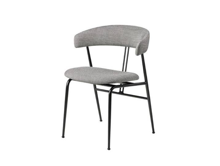 GUBI chaise avec accoudoirs et rembourrage total VIOLIN (Cat.B Kvadrat Remix 3 152 - Tissu et acier peint en noir)