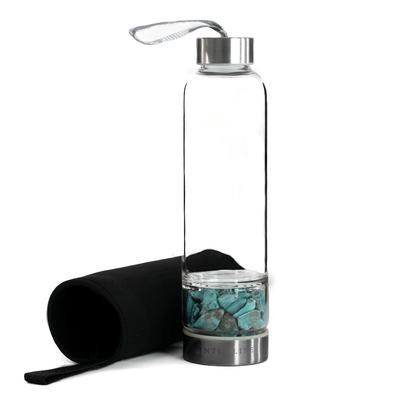 Intirilife Trinkflasche Wasserflasche mit Heilsteinen mit schwarzer Tasche - Türkis - 400 ml Füllmenge