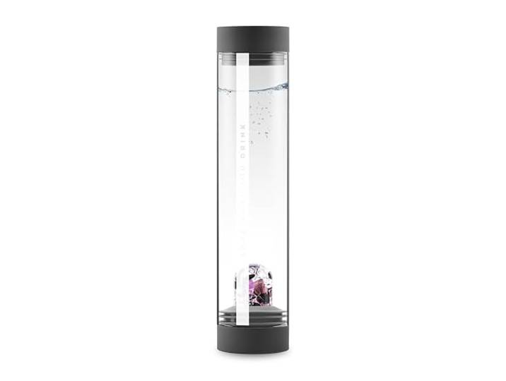 VitaJuwel Sana GUARDIAN lava black Karaffe aus Glas mit Edelsteinen (Turmalin, Amethyst & Bergkristall) - für Aufgeschlossenheit, Klarheit & Schutz