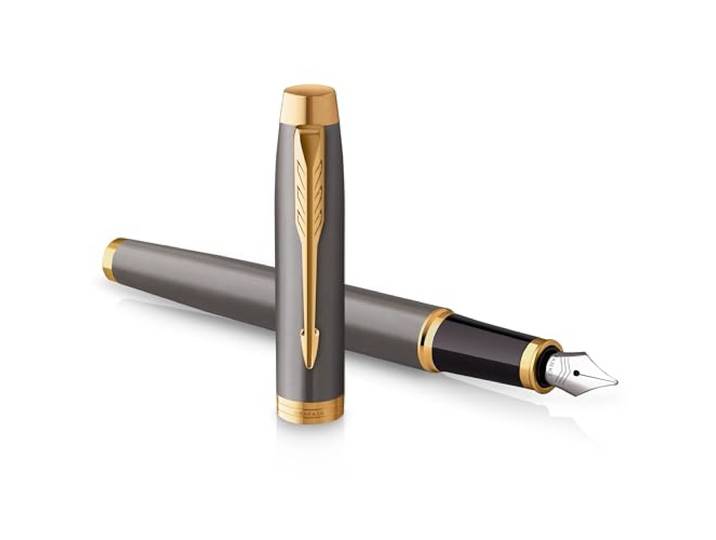 Parker IM Stylo Plume Laque Grise avec Finitions Or Plume Moyenne en Acier Inoxydable Poli Cartouche d'Encre Bleue Coffret Cadeau Cadeaux de Fin d'Études Parfaits