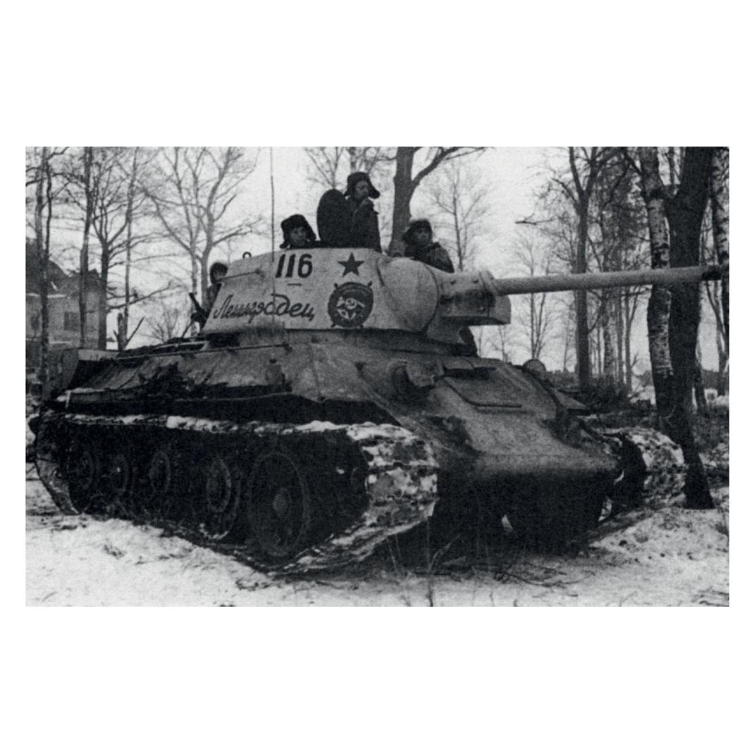 ICM T-34-76 with Soviet Tank Riders (35368)
