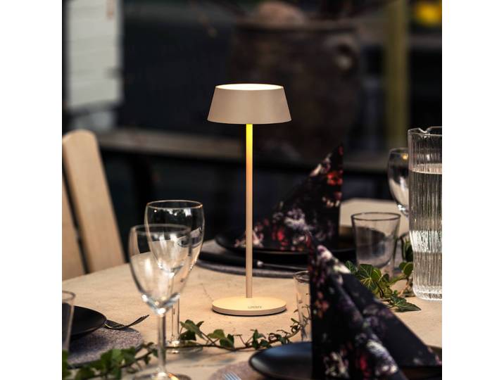 Konstsmide LED-Akku-Tischlampe Menton, sandfarben, Höhe 27cm, IP54, USB dimmbar, creme / amber, für Wohn- / Esszimmer, Aluminium, Modern