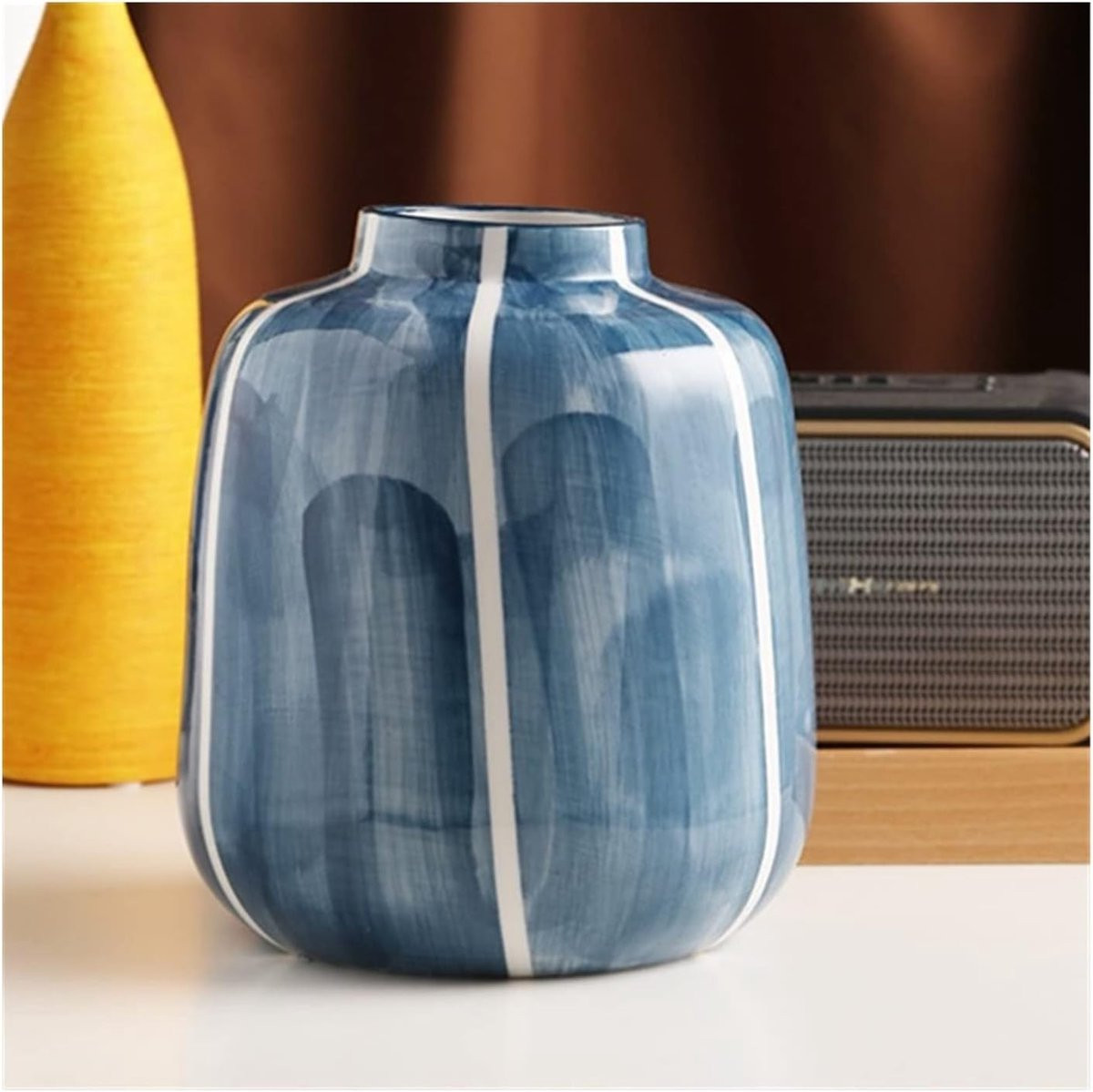 Handgemaakte blauw-witte keramische decoratieve vaas met verdikte bodem