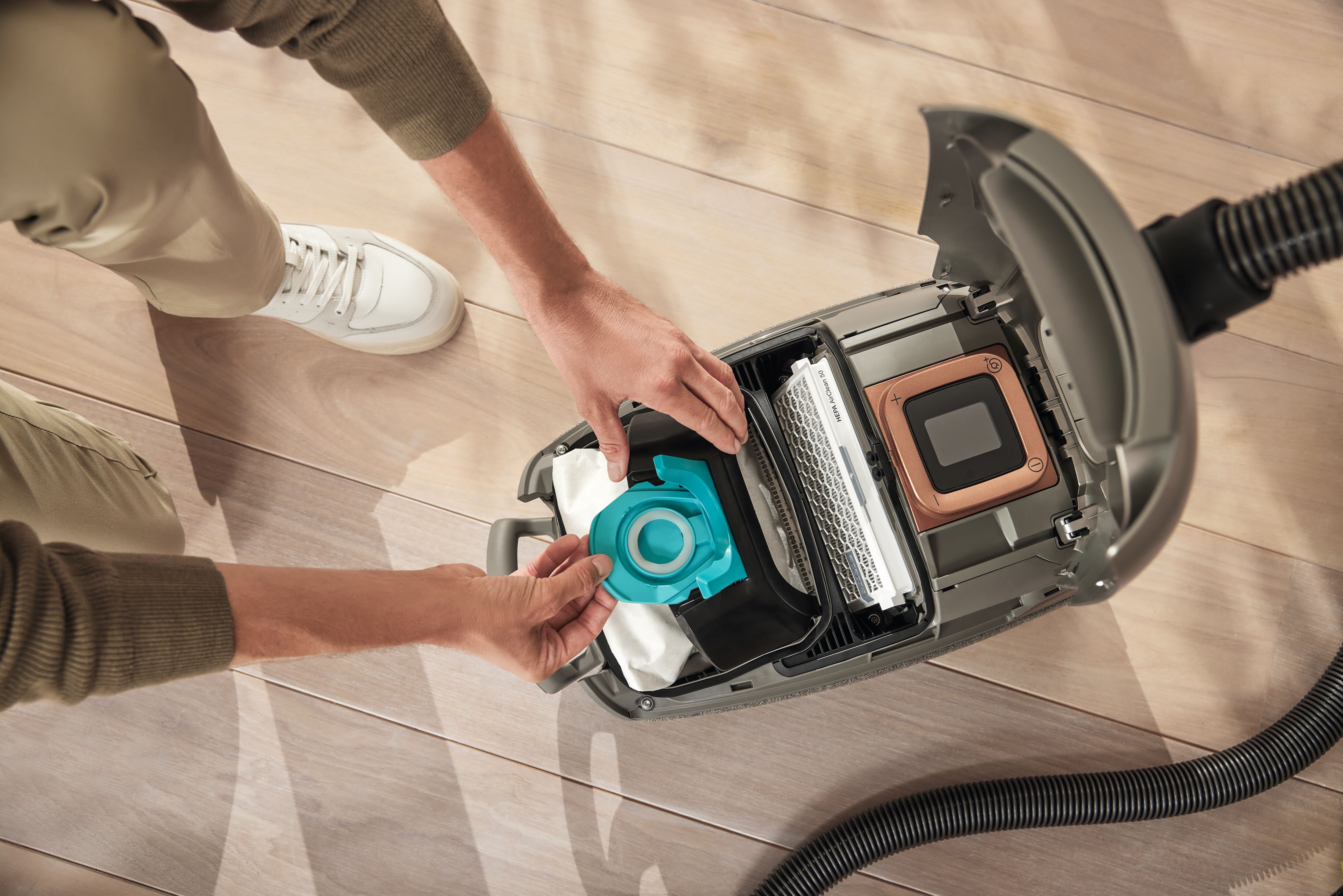 Miele Bodenstaubsauger "Guard L1 mit ComfortFit, Nachfolger Complete C3, 12m Aktionsradius", blau (nordicblau), B:50cm H:23,9cm T:28,8cm, Bodenstaubsauger, Leistungsstark, Premium Design, komfortable Reinigung mit 2in1 Düse, Bodenstaubsauger