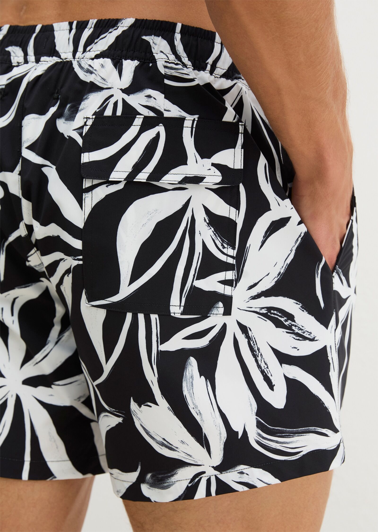 Marc O' Polo Badeshorts MARC O'POLO "Allover Prints", Herren, Gr. XL (58), N-Gr, schwarz-weiß (schwarz, weiß cotton print), Microfaser, Obermaterial: 100% Polyester, Badehosen Badeshorts