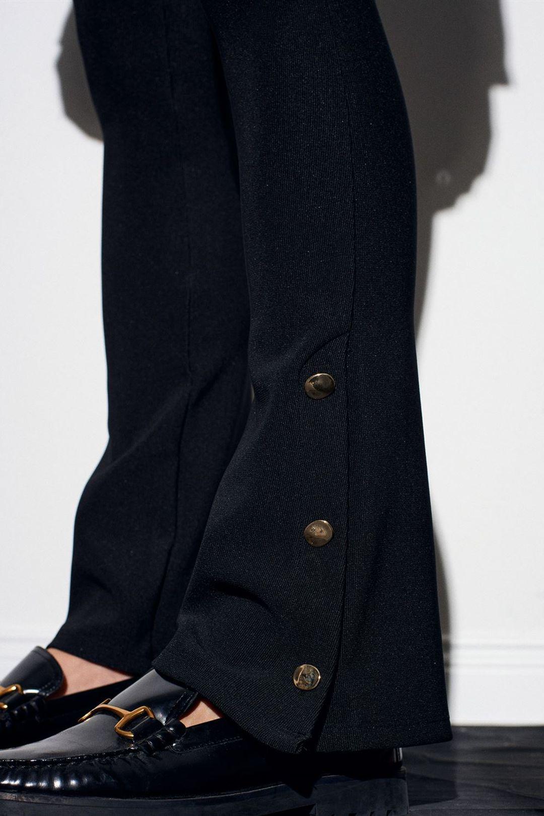 Hoog-getailleerde flare leggings met knoopdetail