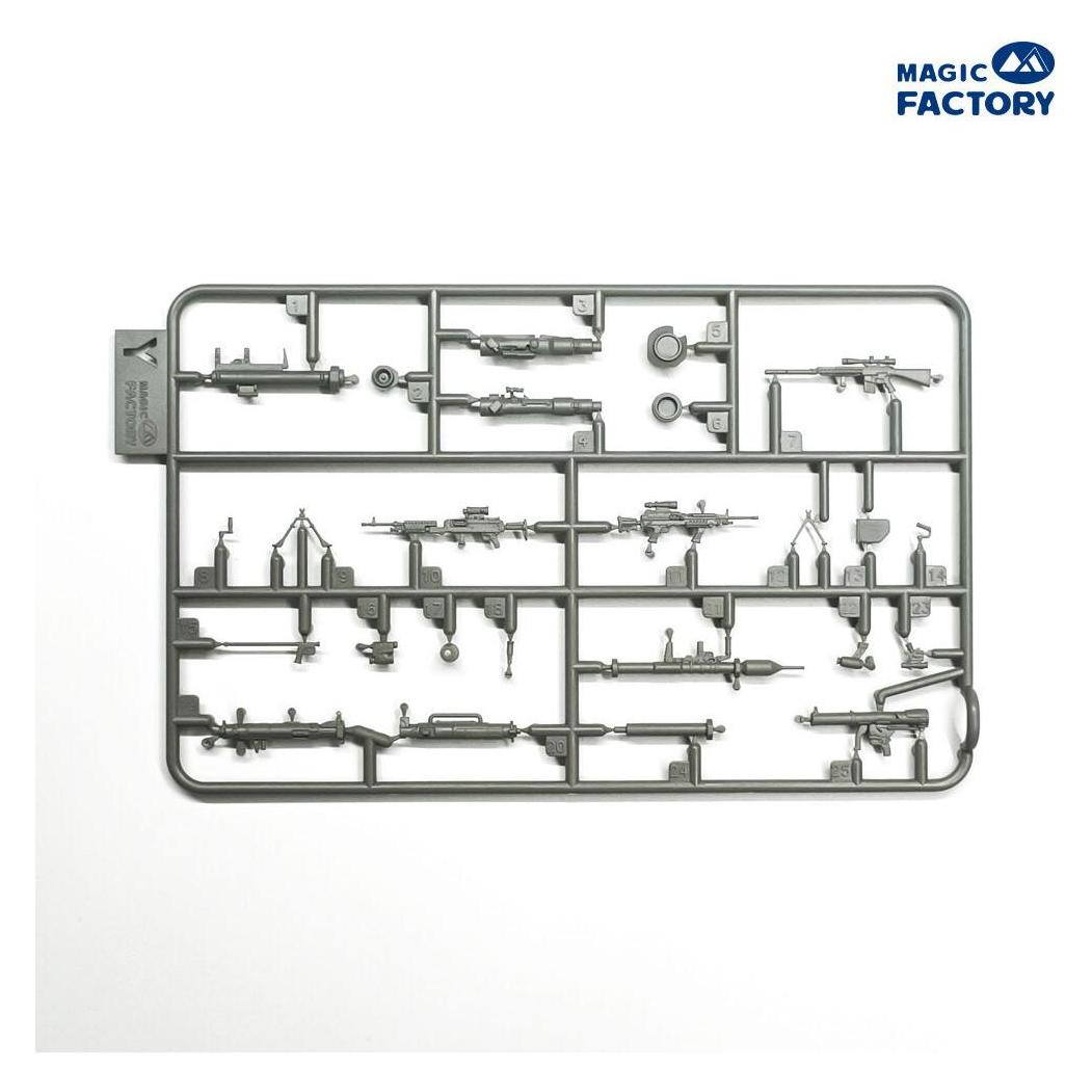 Magic Factory NATO Individual Weapon Set B(A kit incl.2pcs of each weapon (Kettensäge) (2003)