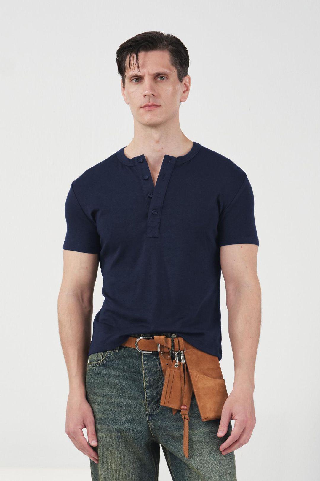 Schmal geschnittenes Button-Up Rundhals T-Shirt