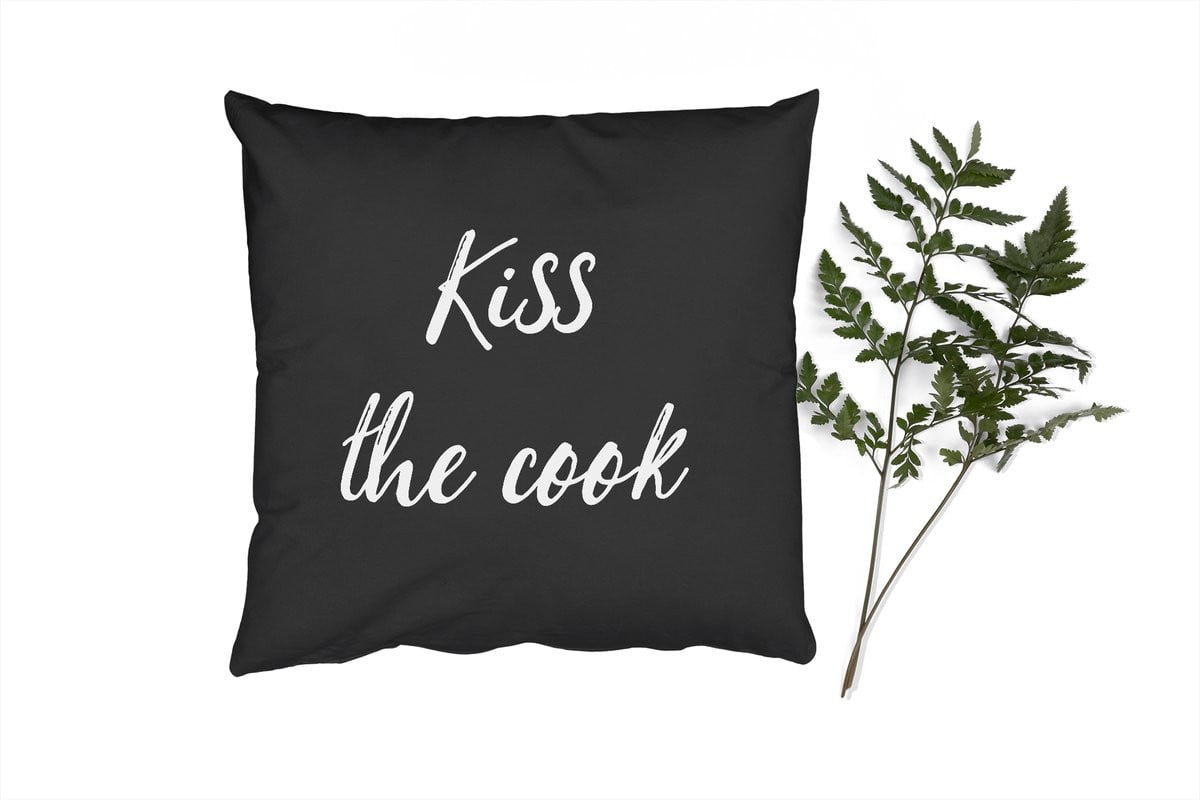 PillowMonkey Sierkussen met Quotes Zoen en Kiss the Cook - 60 x 60 cm