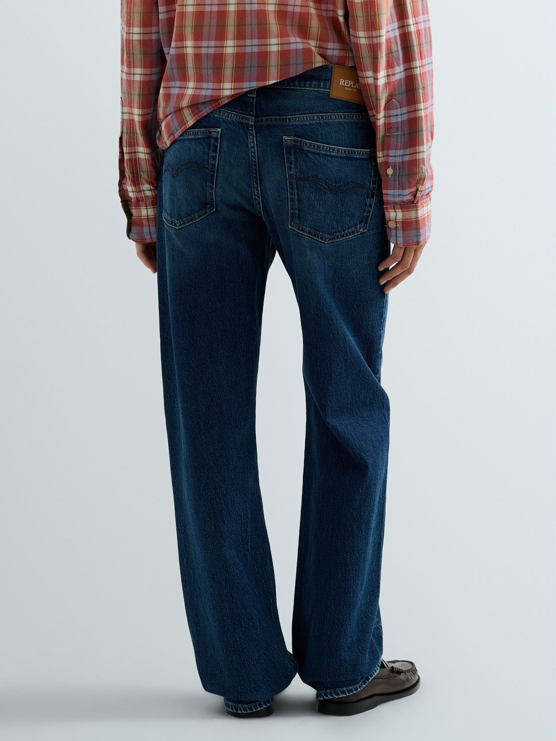 Straight-Jeans REPLAY "AKEME", Damen, Gr. 28, Länge 32, blau (dunkelblau), Denim/Jeans, Obermaterial: 73% Baumwolle, 26% Lyocell, 1% Elasthan, Destroyed-Effekte, straight fit lang, Jeans Straight-Jeans, mit niedriger Leibhöhe dunkelblau 28, Länge 32