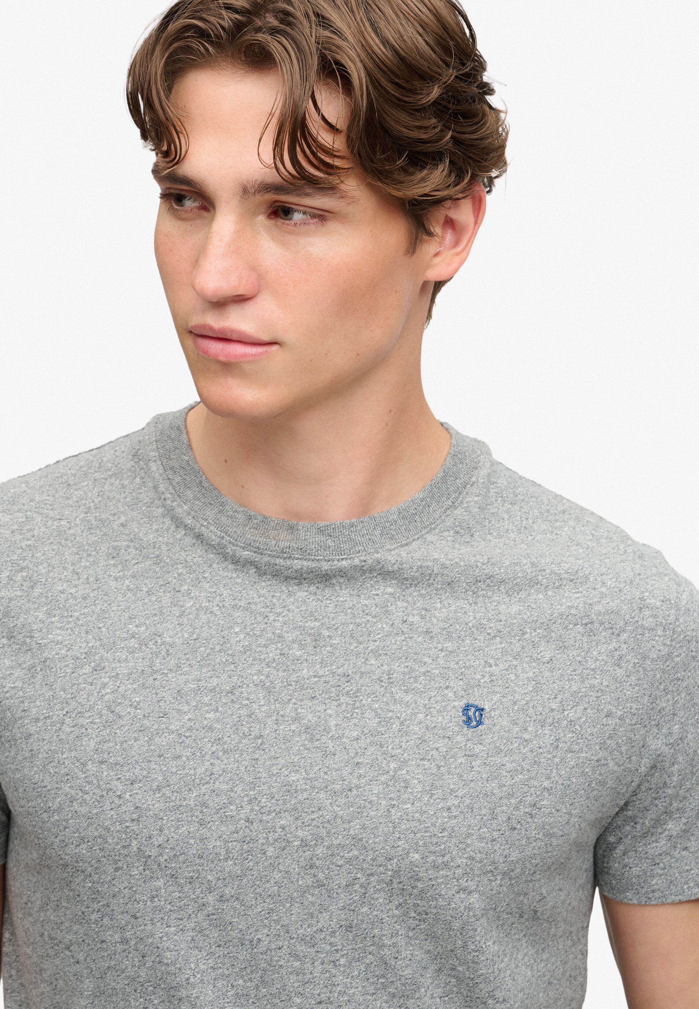 Rundhalsshirt SUPERDRY "ESSENTIAL SDCO LOGO EMB TEE", Herren, Gr. S, grau (vintage dunkelgrau grit, navy), Single Jersey, Obermaterial: 100% Baumwolle, unifarben, regular fit normal, Rundhals, Shirts Rundhalsshirt, Baumwolle, regular fit vintage dunkelgra