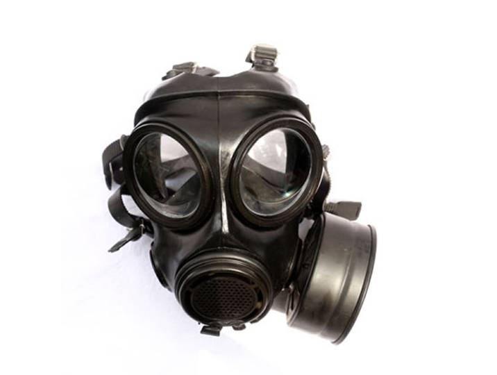Masque à gaz MF14/87, équipé d'un filtre à charbon actif, capable de résister au vapeur, des produits chimiques et de la contamination nucléaire.