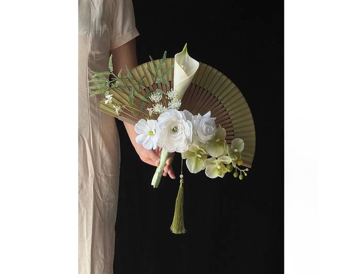 Éventail pliant nouvelle main chinoise tenant une fleur simulée rose Phalaenopsis cheongsam Xiuhe mariée cérémonie de mariage photographie maison